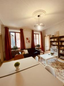 ein Wohnzimmer mit einem Sofa und einem Tisch in der Unterkunft LA MARIEFACTURE - Comme un Livre Ouvert in La Petite-Pierre
