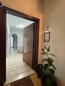 una puerta que conduce a un comedor con mesa en Sesto Piano Apartment, en Incisa in Valdarno