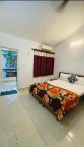 ein Schlafzimmer mit einem großen Bett in einem Zimmer in der Unterkunft Goa Suites Holiday Home in Calangute