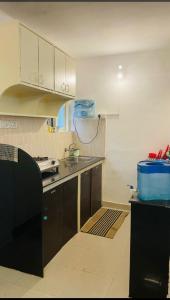 eine Küche mit einer Spüle und einer Arbeitsplatte in der Unterkunft Goa Suites Holiday Home in Calangute
