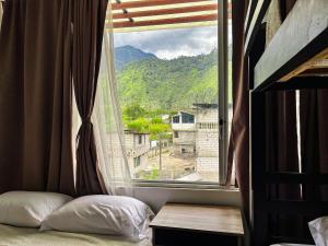 Schlafzimmer mit einem Fenster mit Bergblick in der Unterkunft CASA VISTA HERMOSA in Baños
