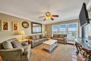 sala de estar con 2 sofás y ventilador de techo en Emerald Isle 706 - Okaloosa Island with partial Gulf View, en Fort Walton Beach