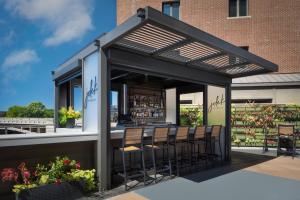 une pergola avec des chaises et un bar sur une terrasse dans l'établissement JW Marriott Grand Rapids, à Grand Rapids