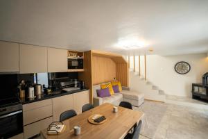 cocina y sala de estar con mesa de madera en una habitación en Casa Douro River 