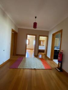 una sala de estar vacía con una alfombra en el suelo en Cantinho do Minho- Ponte de Lima, en Fontão