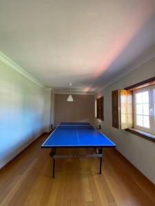 una mesa de ping pong en el medio de una habitación en Cantinho do Minho- Ponte de Lima, en Fontão