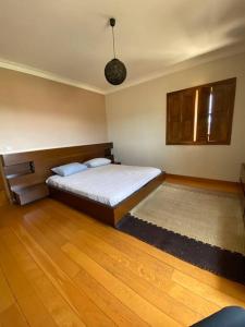 1 dormitorio con cama y alfombra en Cantinho do Minho- Ponte de Lima, en Fontão