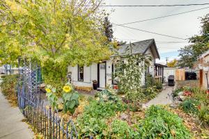 une maison avec une clôture et un jardin dans l'établissement Charming Ellensburg Cottage with Private Outdoor Bar, à Ellensburg