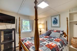 - une chambre avec un lit doté d'un poteau en bois dans l'établissement Charming Ellensburg Cottage with Private Outdoor Bar, à Ellensburg