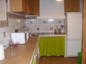 eine Küche mit einem grünen Handtuch auf der Theke in der Unterkunft Casa Rural con Jacuzzi Taberna del Tio Pedro in Cabañas de Polendos