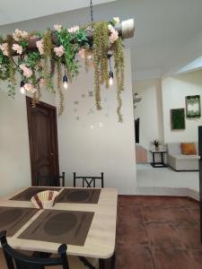 a living room with a table and flowers on a ceiling at Departamento Aventura in Manta
