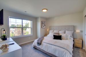 een slaapkamer met een groot wit bed en een raam bij Monroe Apartment Near Evergreen State Fairgrounds! in Monroe