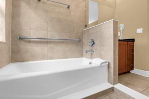 Das Bad ist mit einer Badewanne und einer Dusche ausgestattet. in der Unterkunft 4BR. Disney World Vacation Townhome in Orlando