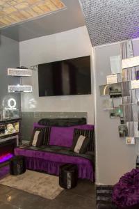 ein Schlafzimmer mit einem lila Bett und einer Wand mit Regalen in der Unterkunft Jacuzzi Love SuiteSweetRome in Rom
