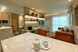 Una cocina y una sala de estar con mesa y sillas. en Flat Ipanema com Garagem, en Río de Janeiro