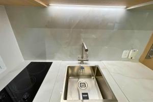 una cocina con fregadero y encimera en Flat Ipanema com Garagem, en Río de Janeiro