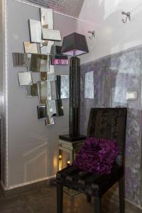 Zimmer mit Stuhl, Lampe und Spiegel in der Unterkunft Jacuzzi Love SuiteSweetRome in Rom