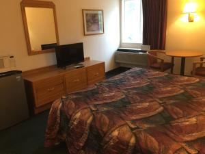 מיטה או מיטות בחדר ב-Economy Inn & Suites