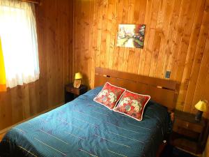 ein Schlafzimmer mit einem Bett mit zwei Kissen darauf in der Unterkunft Portal Costanera Caburgua in Caburgua