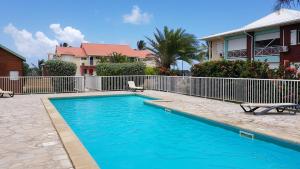 Bazén v ubytování Crystal Beach Ti Trésor Appartement bord de mer nebo v jeho okolí