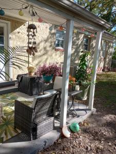 eine Pergola mit Stühlen und einem Tisch auf der Terrasse in der Unterkunft Cozy Suburban Nest in Hopewell