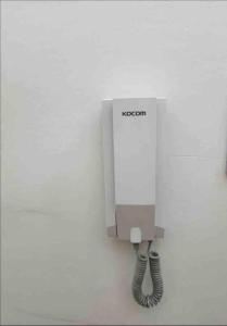a phone hanging on a wall in a bathroom at Cómodo apartamento en Santiago in Licey al Medio