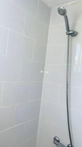 eine Dusche mit Duschkopf im Bad in der Unterkunft Cómodo apartamento en Santiago in Licey al Medio