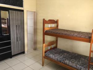 a room with two bunk beds in a room at Casa de Praia - Carneiros, Tamandare, Pernambuco in Tamandaré