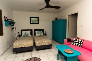 Ένα ή περισσότερα κρεβάτια σε δωμάτιο στο Kas Oleifi, een oase van rust +16 φωτογραφίες