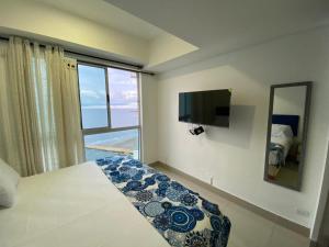 1 dormitorio con 1 cama y vistas al océano en Apartamento Palmetto Eliptic 23 ICDI, en Cartagena de Indias