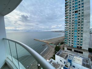 vistas al océano desde el balcón de un edificio en Apartamento Palmetto Eliptic 23 ICDI, en Cartagena de Indias