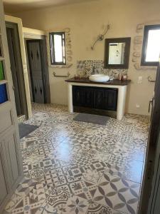 ein Bad mit einem Waschbecken und Fliesenboden in der Unterkunft Villa Des Arganiers in Essaouira