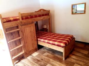 琴山朗勒堡的住宿－Le Napoléon，一间卧室配有双层床