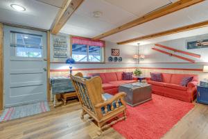 uma sala de estar com sofás vermelhos e um tapete vermelho em Quiet Retreat on Lake with Kayaks, Boats and Bikes! em Wautoma