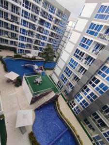 una vista aerea su una piscina di fronte a edifici alti di Grand Avenue Pattaya a Centro di Pattaya