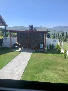 uma vista para um jardim com um pavilhão em Casa Tanja em Samaipata