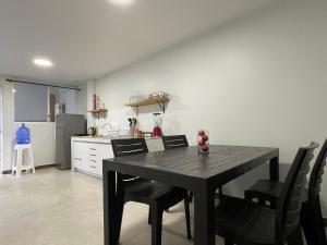 y cocina con mesa de comedor y sillas. en Elite apartment 3 bedroom 3 bath, en Baños