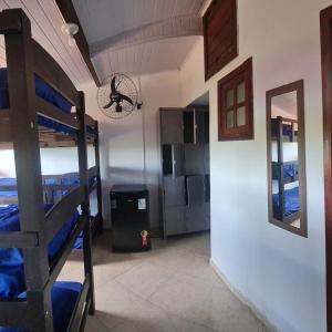 Schlafsaal mit Etagenbetten und Küche in der Unterkunft Pousada Paraíso das Conchas na praia do Peró Cabo Frio RJ in Cabo Frio