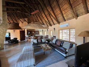 Χώρος καθιστικού στο Reedbuck Lodge @Cyferfontein in Mabalingwe Reserve