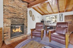 uma sala de estar com uma lareira e uma mesa em 2004- Vogel Haus home em Big Bear Lake