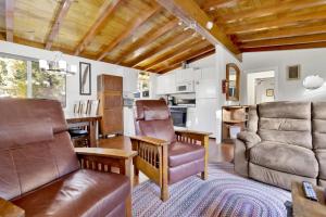 uma sala de estar com um sofá e uma cadeira em 2004- Vogel Haus home em Big Bear Lake