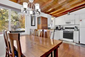 uma cozinha com uma mesa de madeira e uma sala de jantar em 2004- Vogel Haus home em Big Bear Lake