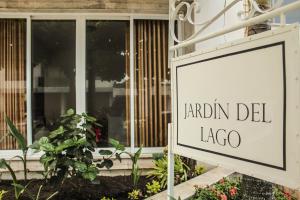 un panneau indiquant le jardin del lago en face d'un bâtiment dans l'établissement Casa Jardin del Lago, à Cali