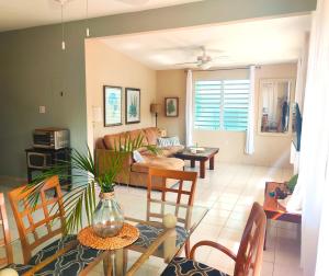ein Wohnzimmer mit einem Sofa und einem Tisch in der Unterkunft Casa Mia Guest House in Rincon