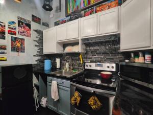 A kitchen or kitchenette at Downtown Chop Shop house, HUGE garage pets allowed