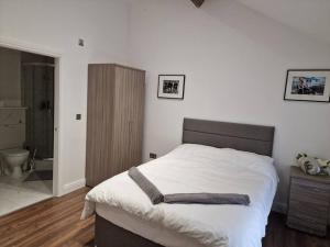 un dormitorio con una cama y un baño en New Duplex Period Delight, en Burnley 24 fotos más