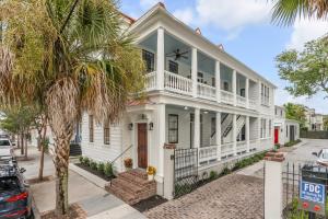 uma casa branca com um alpendre em The Palmetto House B- Walk To King Street em Charleston