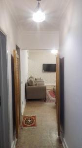 przedpokój z kanapą w salonie w obiekcie Cozy fully well furnished apartment for rent in Mesaha Square - Dooki w Kairze