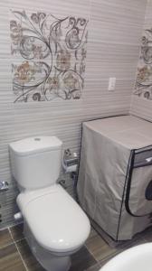 een badkamer met een wit toilet en een wastafel bij Cozy fully well furnished apartment for rent in Mesaha Square - Dooki in Caïro