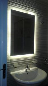 een badkamer met een wastafel en een spiegel bij Cozy fully well furnished apartment for rent in Mesaha Square - Dooki in Caïro